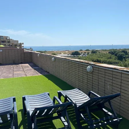 Front With Rooftop アパート