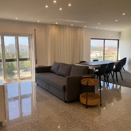 Front With Rooftop 孔迪镇