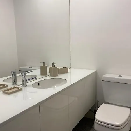 Front With Rooftop 公寓