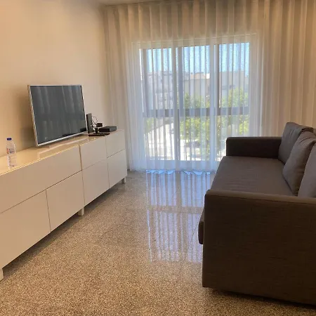 Front With Rooftop 孔迪镇