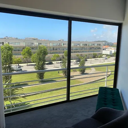 Front With Rooftop 公寓