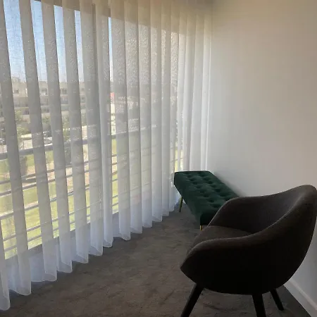 Front With Rooftop 公寓 *