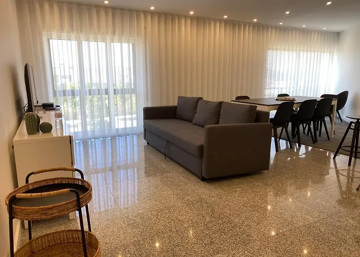 Front With Rooftop * ヴィラ・ド・コンデ