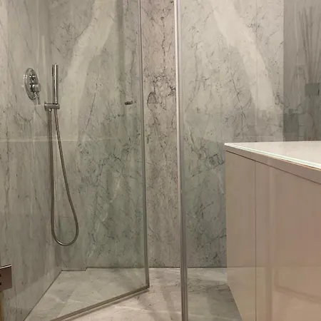 Apartament Front With Rooftop *