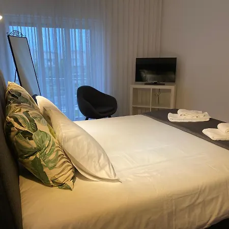 Front With Rooftop Apartment