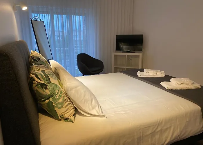 Front With Rooftop Apartment