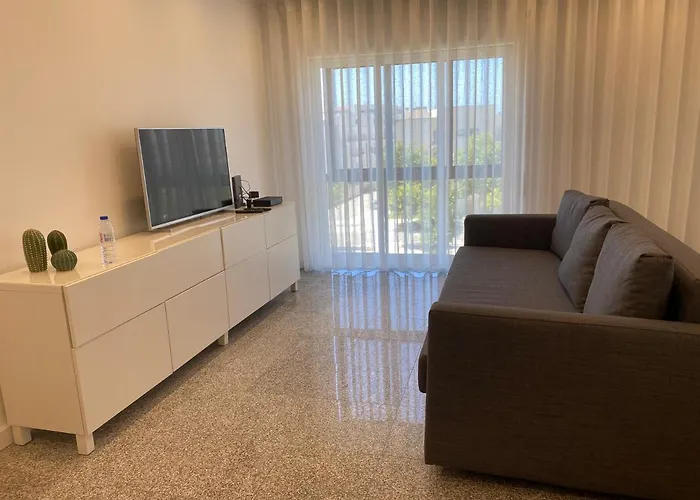 Front With Rooftop 빌다도콘데