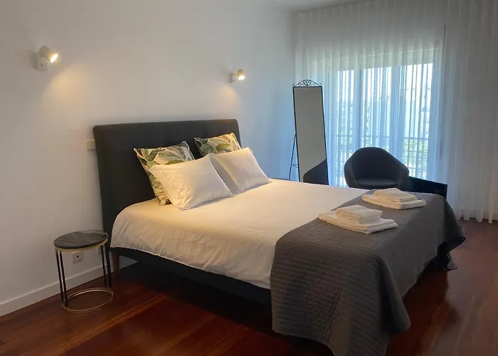 Front With Rooftop Apartment